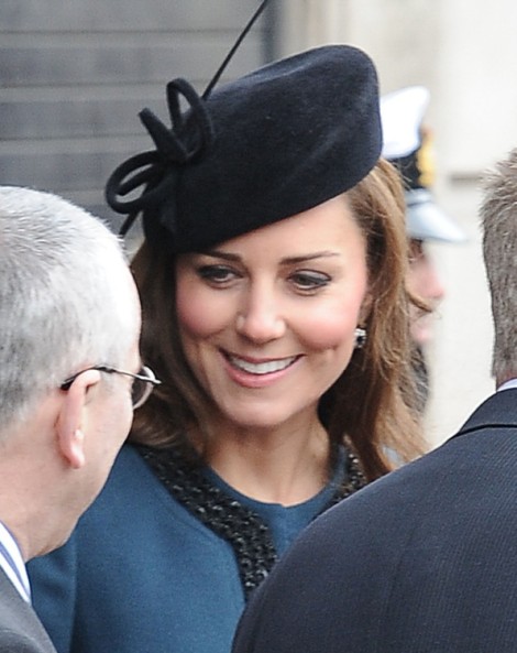 Kate Middleton, Prince William Blamed For Queen Elizabeth's Failing Health? 0325