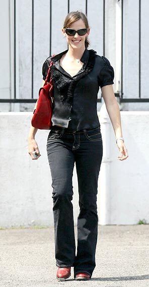 Jennifer Garner takes her girls shopping in Santa Monica