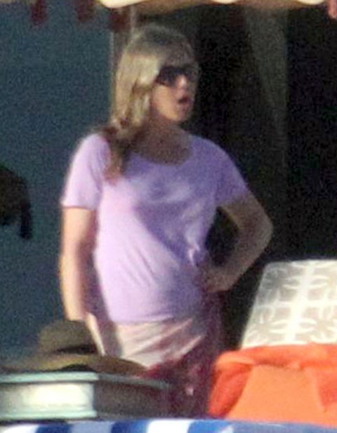 Jennifer Aniston Furious And Broken Hearted, Bored Justin Theroux Abandons Her In Mexico
