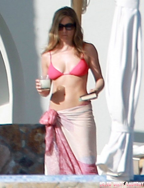 Jennifer Aniston is NOT Pregnant - NO Baby Bump (Photos)