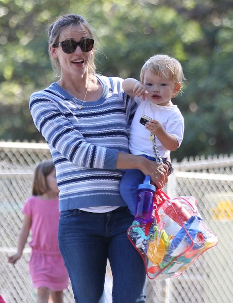 Jennifer Garner Pregnancy Confirmed? Couple Spotted At Medical Center (PHOTOS) 0717