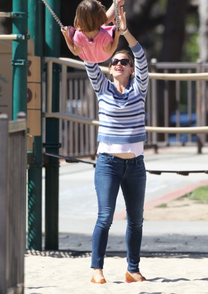 Jennifer Garner Pregnant With Fourth Child? Actress Sporting New Baby Bump (PHOTOS) 0716
