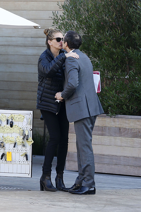 Julia Roberts Divorces Danny Moder Finally, Caught Kissing Mystery Man While On Romantic Malibu Date? (PHOTOS)