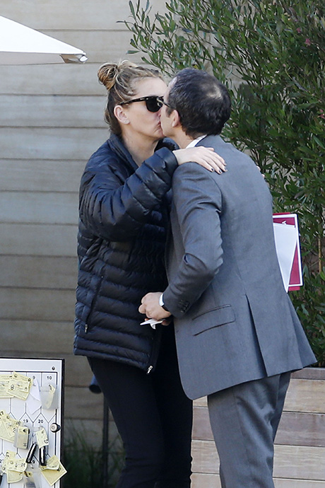Julia Roberts Divorces Danny Moder Finally, Caught Kissing Mystery Man While On Romantic Malibu Date? (PHOTOS)