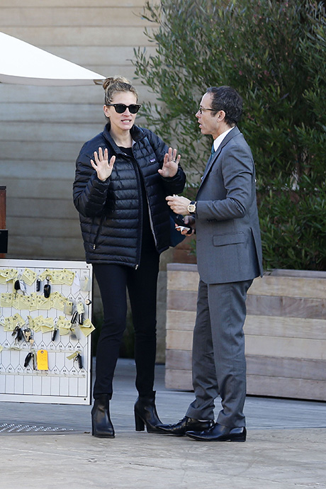 Julia Roberts Divorces Danny Moder Finally, Caught Kissing Mystery Man While On Romantic Malibu Date? (PHOTOS)