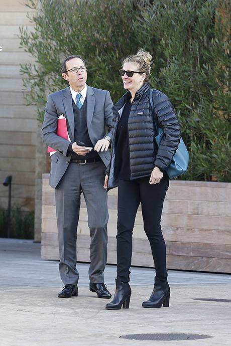 Julia Roberts Divorces Danny Moder Finally, Caught Kissing Mystery Man While On Romantic Malibu Date? (PHOTOS)