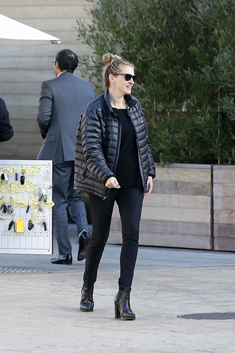 Julia Roberts Divorces Danny Moder Finally, Caught Kissing Mystery Man While On Romantic Malibu Date? (PHOTOS)