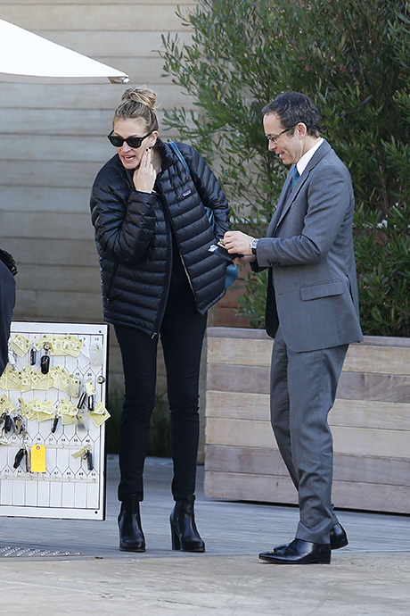 Julia Roberts Divorces Danny Moder Finally, Caught Kissing Mystery Man While On Romantic Malibu Date? (PHOTOS)
