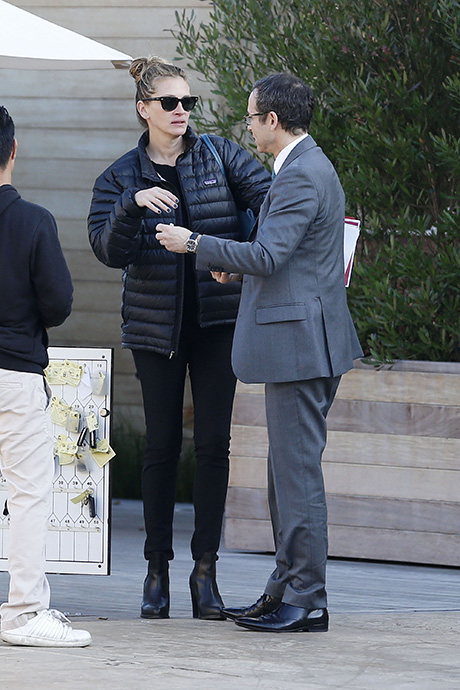 Julia Roberts Divorces Danny Moder Finally, Caught Kissing Mystery Man While On Romantic Malibu Date? (PHOTOS)