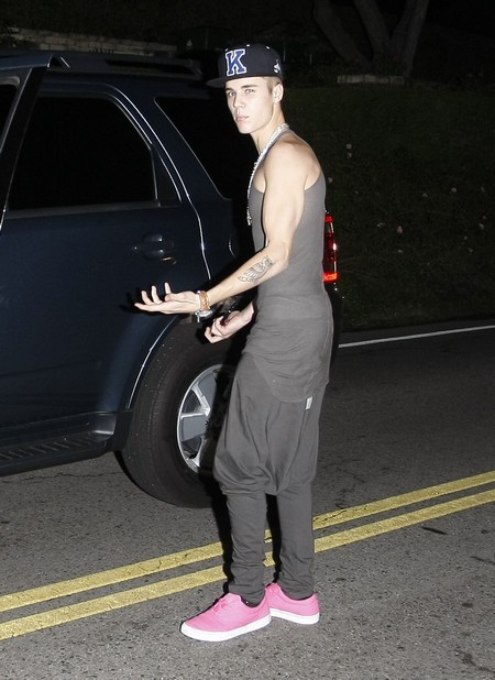 Justin Bieber Caught On Camera Smoking a Marijuana Blunt and Cheating AGAIN!! (Photos)