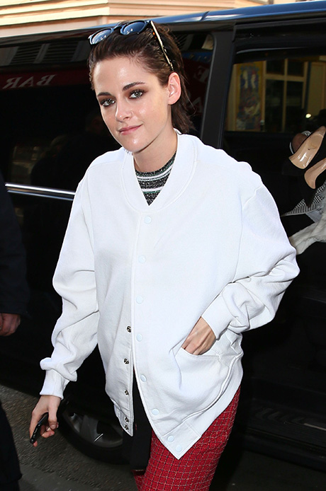 Kristen Stewart Gets Girlfriend St. Vincent To Score Her Directorial Debut ‘Come Swim’: Couple To Win Big At 2017 Sundance?
