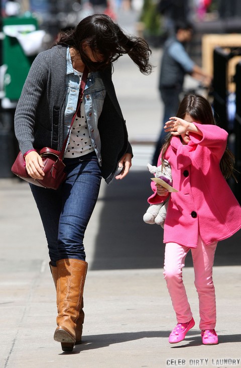 Katie Holmes Acting Like Crazy Mom, Bans Other Parents From Taking Pictures Of Suri