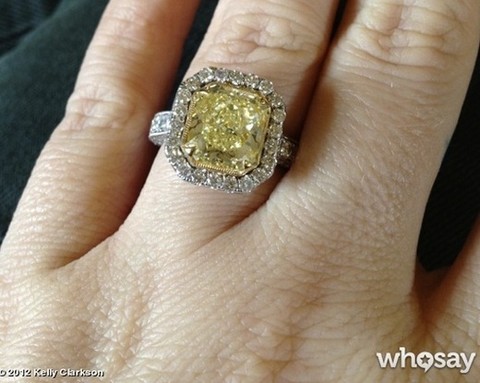 Kelly Clarkson and Brandon Blackstock – See Giant Engagment Ring (Photo)