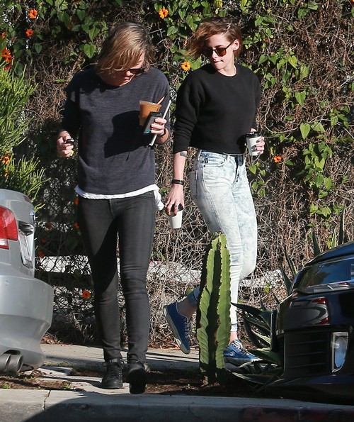 Kristen Stewart Dating Alicia Cargile: Spotted Checking Out Girlfriend Butt and Flipping Off Photographers (NEW PHOTOS)