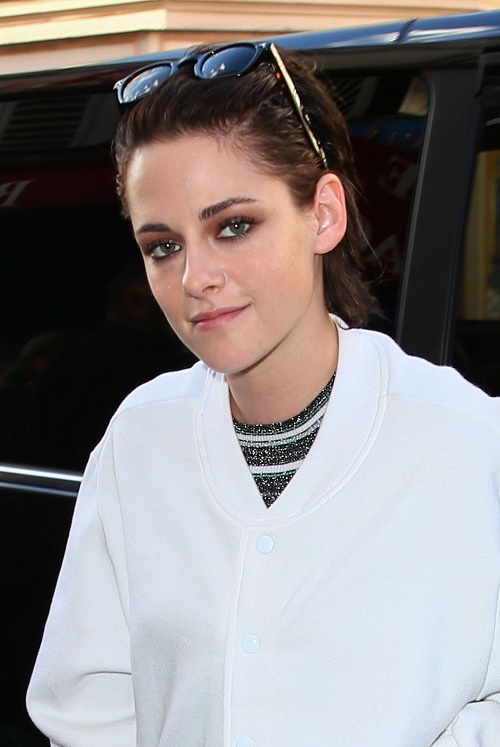 Kristen Stewart Refuses To Join ‘Superficial’ World of Social Media: Jab At FKA Twigs?