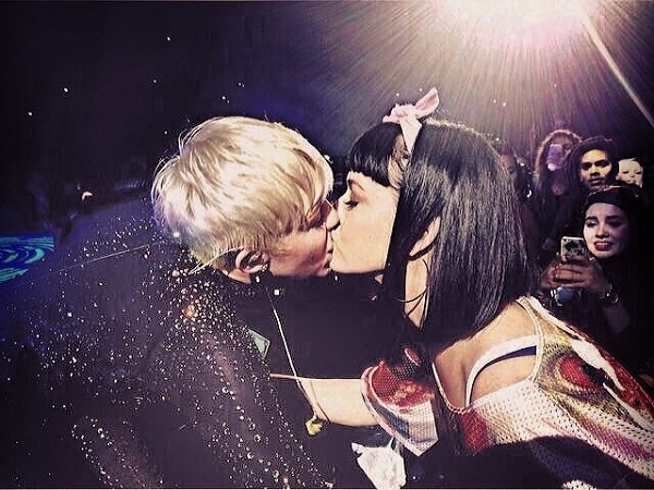 Katy Perry Disses Miley Cyrus, Calls Her Out For Being a Slut and Sleeping Around After Tongue Kiss