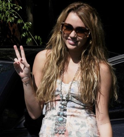 Miley Cyrus Warns Paparazzi Over Dangerous Driving