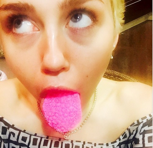 Miley Cyrus Disses Selena Gomez On Twitter: Miley's Ugly Jealousy?