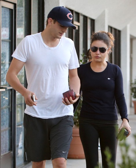 Ashton Kutcher Breaks The News To Demi Moore, Mila Kunis' Pregnant! 1108