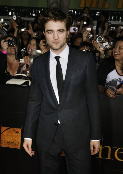 Robert Pattinson First Interview Since Scandal On The Daily Show - Live Recap! 0813