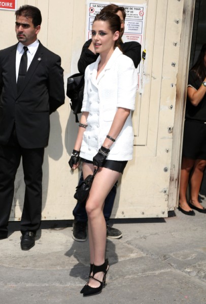 Kristen Stewart Laughs Off Robert Pattinson, Riley Keough Dating Rumors In Paris (PHOTOS) 0702