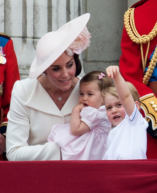 Kate Middleton Insists On Taking Prince George to School Everyday: Puts Family Over Royal Obligations