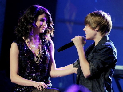 Selena Gomez Denies Dating Justin Bieber